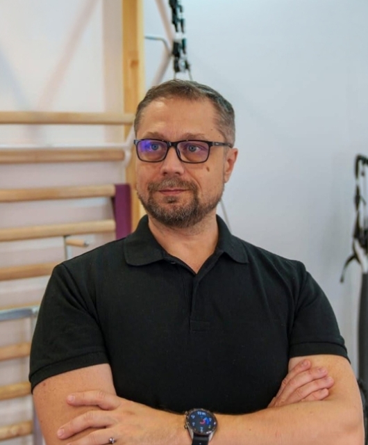 Mâinile care scriu povești de vindecare: Florin Mihail Nan și viziunea FizioRec - Cuvinte și Cafea
