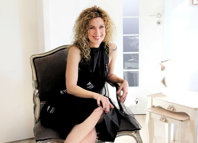 Dincolo de cortină: Marcela Motoc, actrița care transformă vulnerabilitatea în spectacol pur
