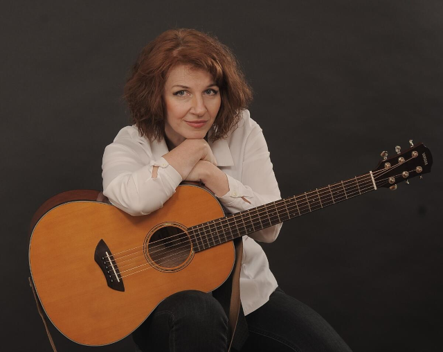 Când cifrele lasă loc acordurilor: povestea omului care a ales poezia din chitară, Dana Florian - Cuvinte și Cafea