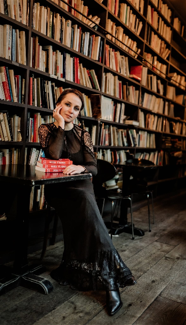 Un parcurs construit pe text, nu pe zgomot, Alina Șova - Cuvinte și Cafea