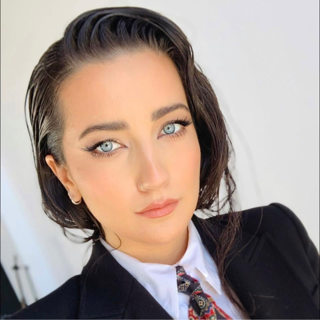 Muzica spusă în șoaptă: cum a învățat o introvertită să cucerească scena, Claudia Maria Popină - Cuvinte și Cafea