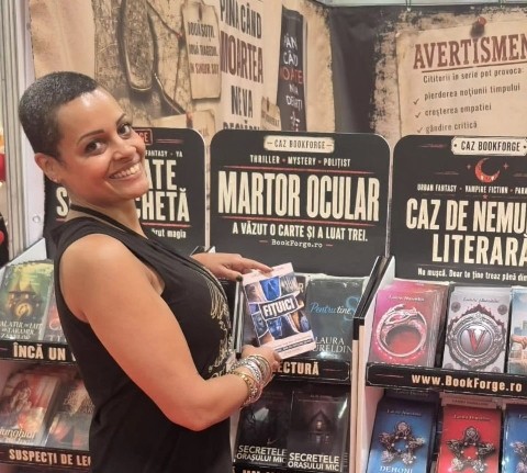 Laura Nureldin: când psihologia, jurnalismul și fantezia se întâlnesc sub lumina reflectoarelor - Cuvinte și Cafea